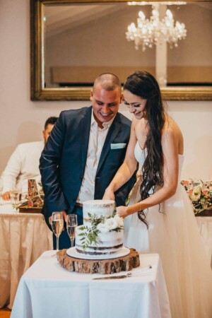 The bridal & Groom cutting the wedding cake