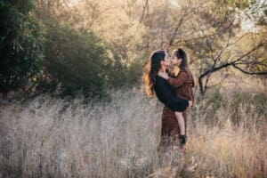 Family Photographer - A mother kisses her daughter