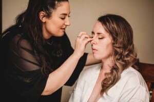 Gledswood Wedding - bride gets eyelashes applied
