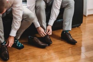 Gledswood Wedding Photo - Groom ties his shoe laces