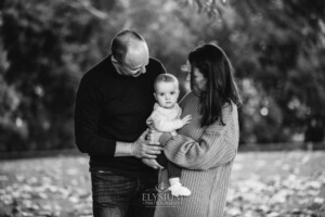 Baby photography - A family cuddle their baby girl between them