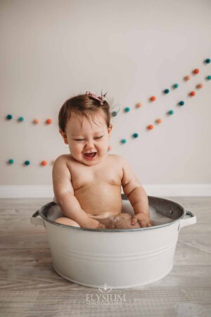 Baby Cake smash Photography: Baby splashes water in a bubble bath