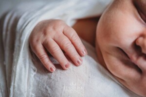 Newborn Photography: close up image of a baby's tiny fingers