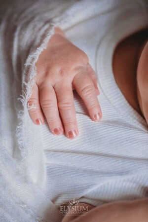 Newborn Photography: close up image of a baby's tiny fingers