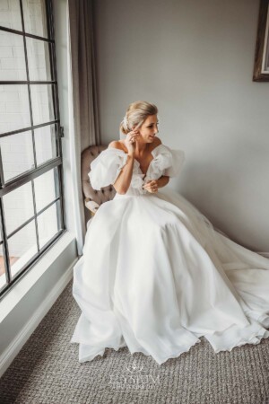 A bride puts on her earrings before the wedding