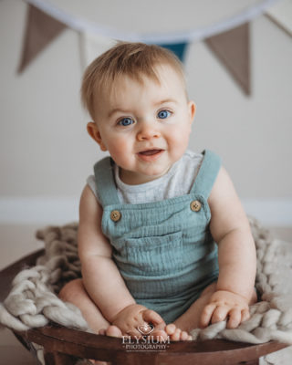 Kicking off the long weekend with this gorgeous blue eyed little chap. Isaac has been lighting up my screen recently and I can't wait to share more from his session! 😍
.
.
.
 #sydneylifestylephotographer #babysession #babyblueeyes #bigeyes #blueeyedboy #bluesteyes #blueeyedbaby #smileybaby #sittersession #babymilestones #happybabyboy #sosweet #adorablebaby #cutiepie #thosecheeks #studiophotographer #sydneystudios #sydneymums #innerwestmums #gorgeousbaby #naturallightphotographer #naturallightphotography #naturallightstudio #sydneyphotographer #babyphotographer